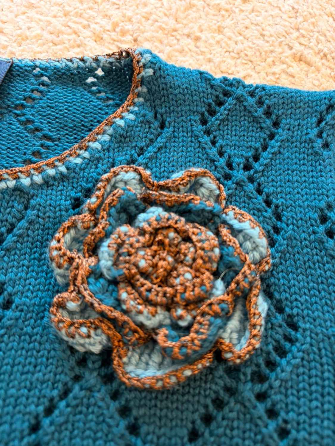 Gilet Cardigan Court Luisa Spagnoli Maille Ajourée Bleu Canard Pétrole 94% Laine Vierge 5% Acétate Manches 3/4 Boutons Ornés Finitions Crochet Cuivré Broche Fleur Amovible Made in Italy – Femme – Taille L