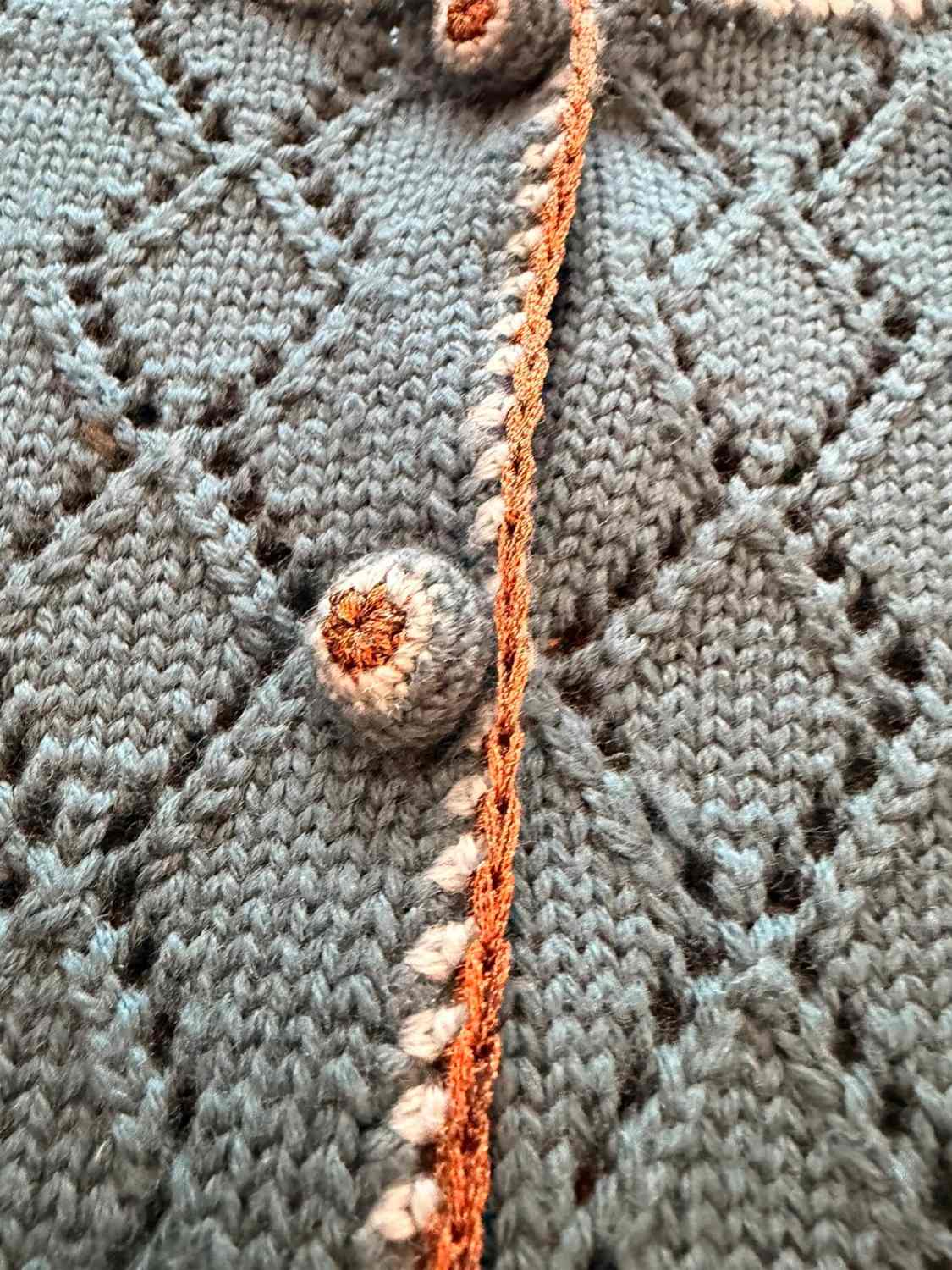 Gilet Cardigan Court Luisa Spagnoli Maille Ajourée Bleu Canard Pétrole 94% Laine Vierge 5% Acétate Manches 3/4 Boutons Ornés Finitions Crochet Cuivré Broche Fleur Amovible Made in Italy – Femme – Taille L