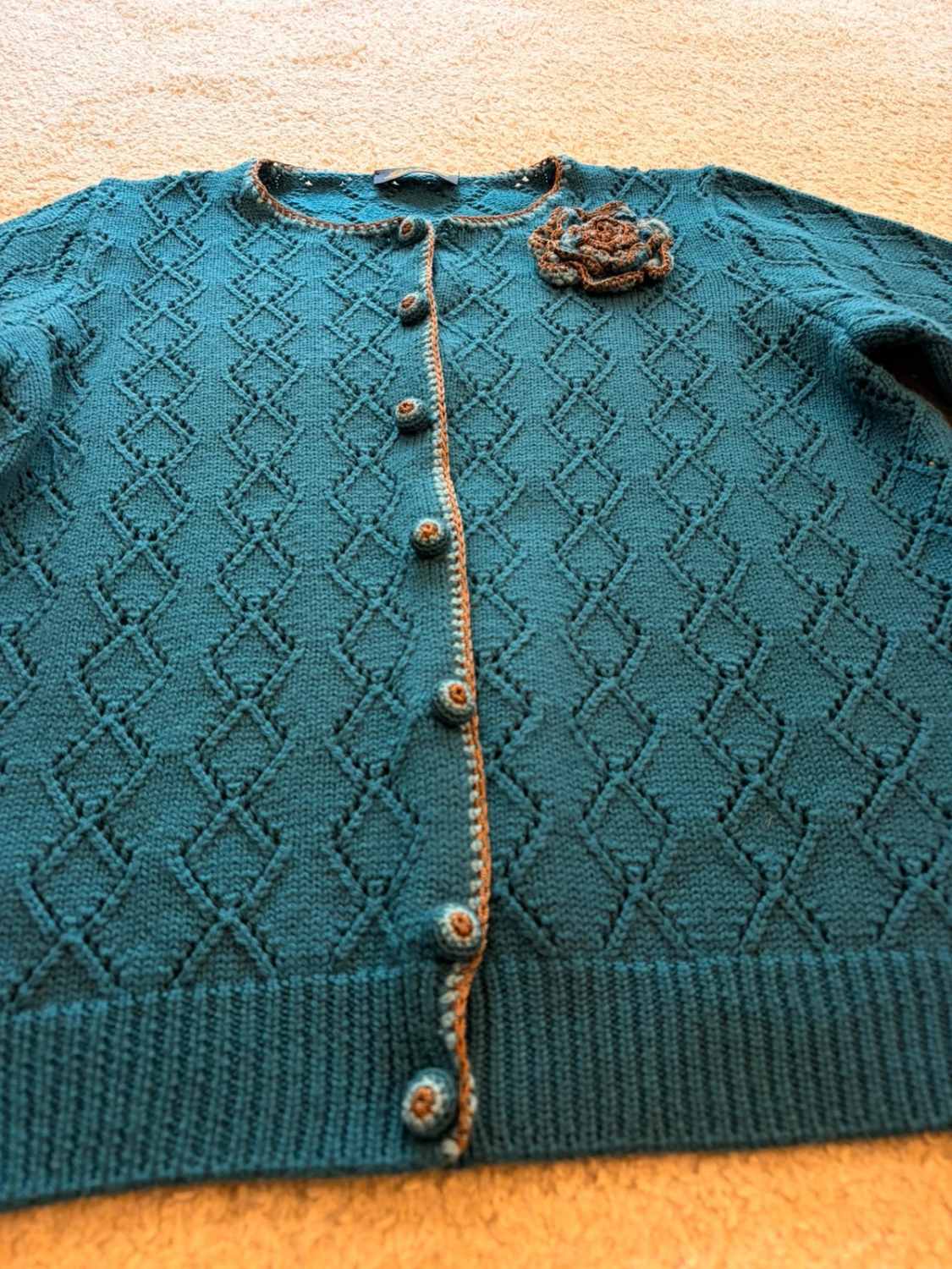Gilet Cardigan Court Luisa Spagnoli Maille Ajourée Bleu Canard Pétrole 94% Laine Vierge 5% Acétate Manches 3/4 Boutons Ornés Finitions Crochet Cuivré Broche Fleur Amovible Made in Italy – Femme – Taille L
