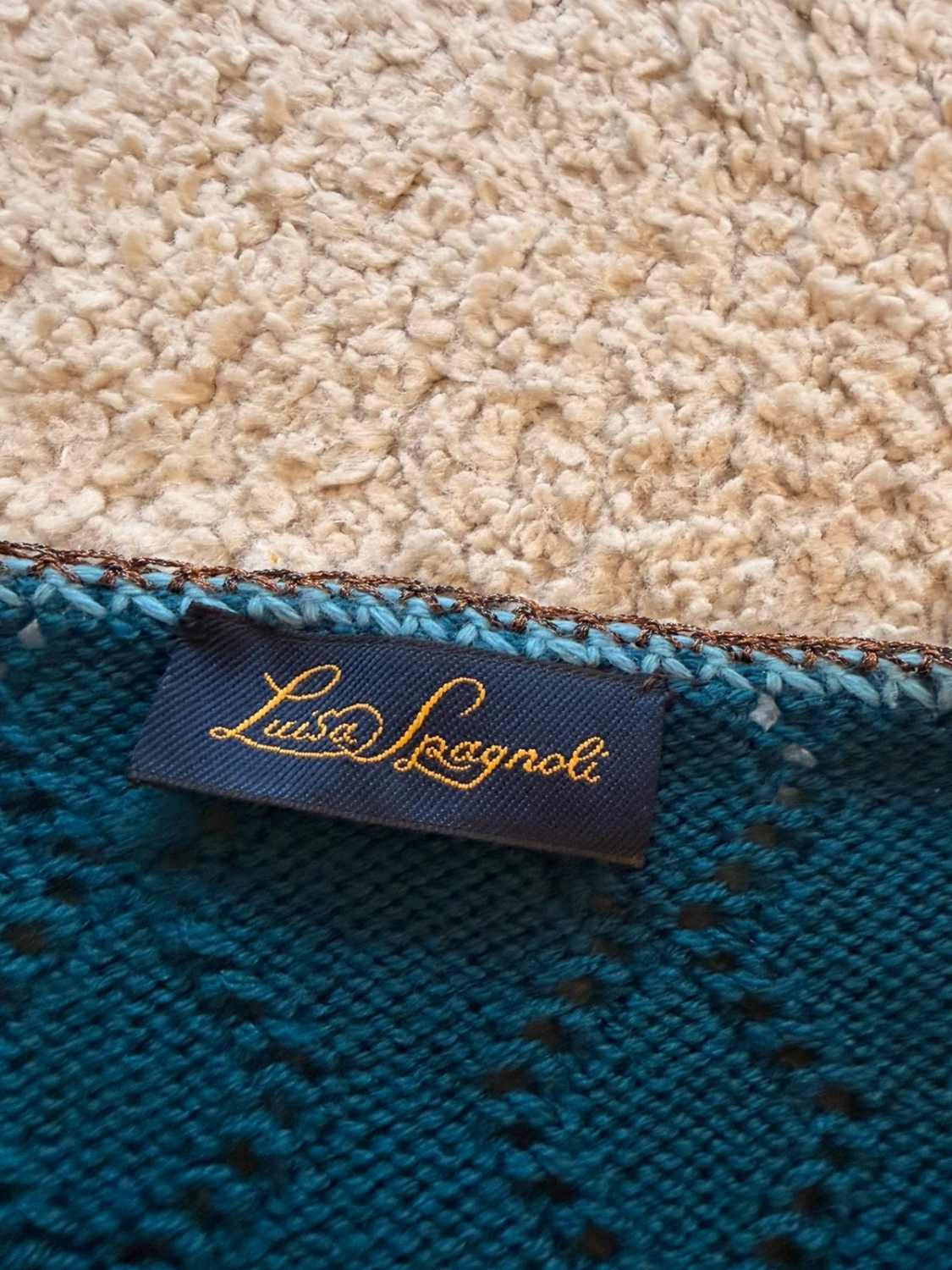 Gilet Cardigan Court Luisa Spagnoli Maille Ajourée Bleu Canard Pétrole 94% Laine Vierge 5% Acétate Manches 3/4 Boutons Ornés Finitions Crochet Cuivré Broche Fleur Amovible Made in Italy – Femme – Taille L