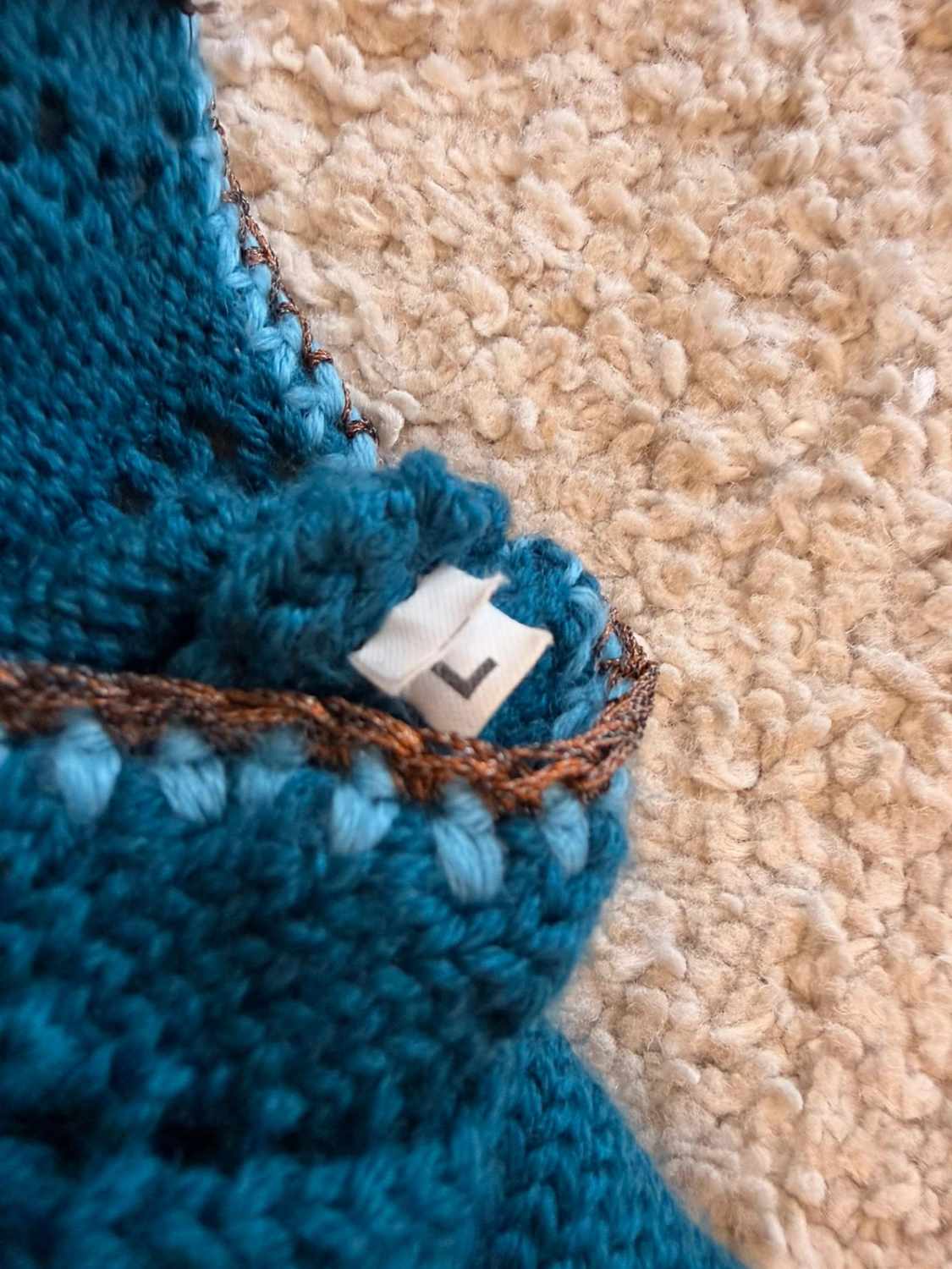 Gilet Cardigan Court Luisa Spagnoli Maille Ajourée Bleu Canard Pétrole 94% Laine Vierge 5% Acétate Manches 3/4 Boutons Ornés Finitions Crochet Cuivré Broche Fleur Amovible Made in Italy – Femme – Taille L