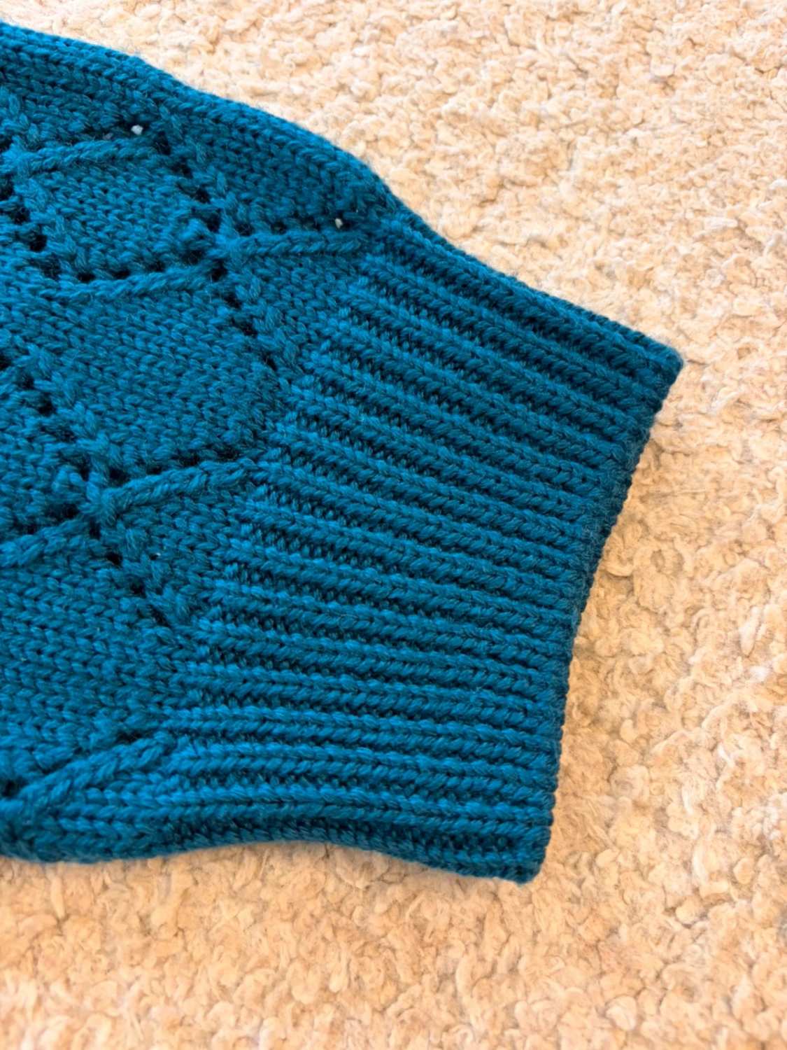 Gilet Cardigan Court Luisa Spagnoli Maille Ajourée Bleu Canard Pétrole 94% Laine Vierge 5% Acétate Manches 3/4 Boutons Ornés Finitions Crochet Cuivré Broche Fleur Amovible Made in Italy – Femme – Taille L