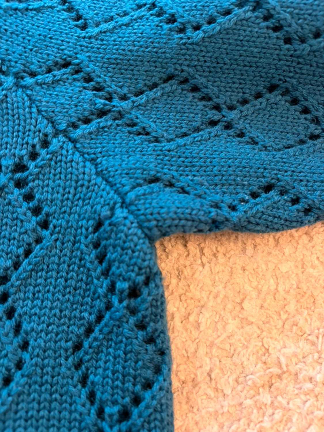 Gilet Cardigan Court Luisa Spagnoli Maille Ajourée Bleu Canard Pétrole 94% Laine Vierge 5% Acétate Manches 3/4 Boutons Ornés Finitions Crochet Cuivré Broche Fleur Amovible Made in Italy – Femme – Taille L