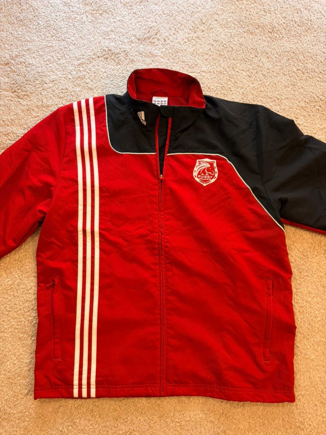 🏉🔴 Veste Adidas A.S. Rugby Milano Rouge/Noir - Esprit Sportif & Collector