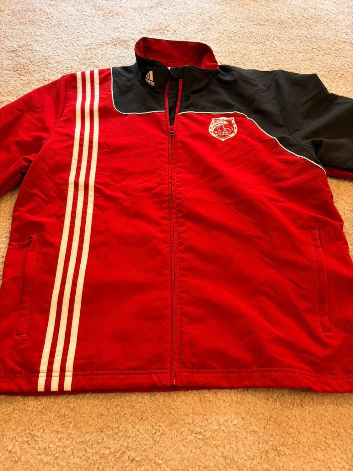 🏉🔴 Veste Adidas A.S. Rugby Milano Rouge/Noir - Esprit Sportif & Collector