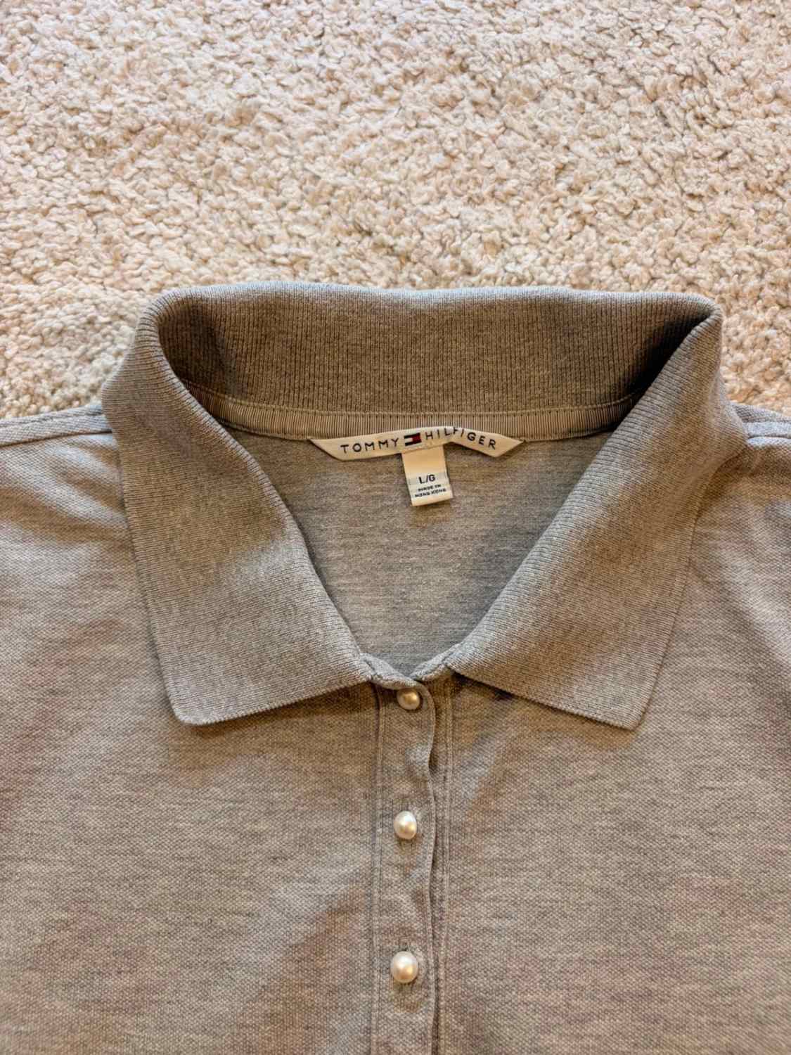👚Polo Tommy Hilfiger Gris - Coupe Féminine & Élégante