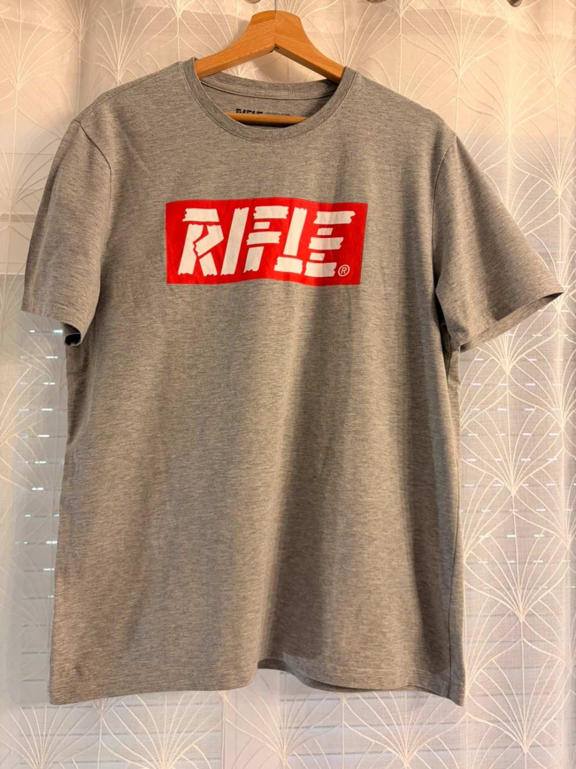 🎯 T-shirt Rifle Logo Imprimé Gris - Streetwear & Confort
