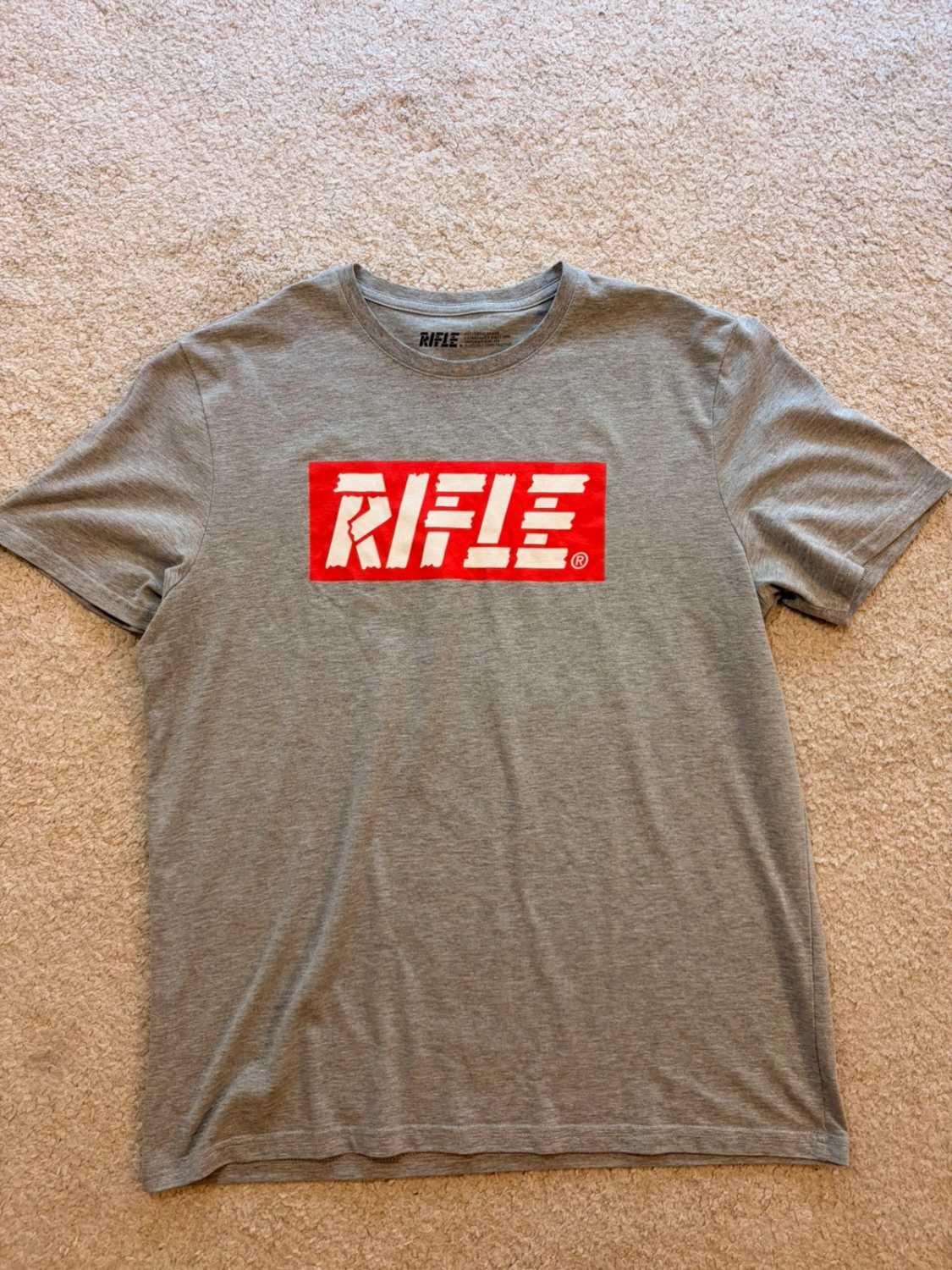 🎯 T-shirt Rifle Logo Imprimé Gris - Streetwear & Confort