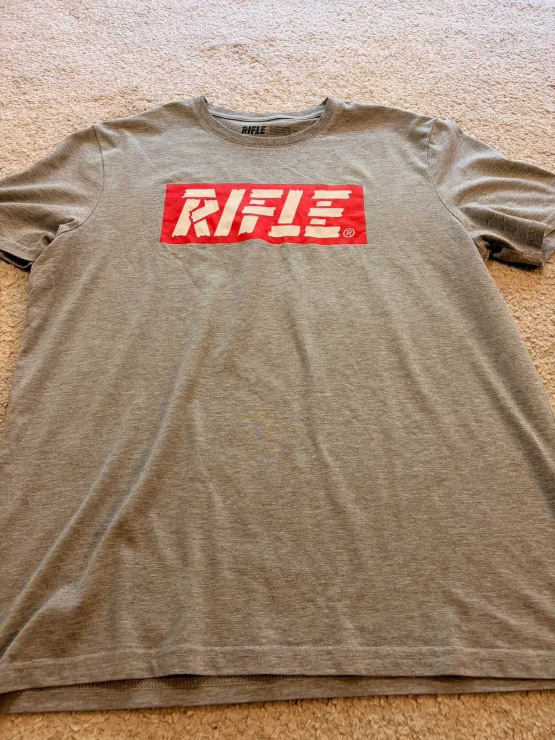 🎯 T-shirt Rifle Logo Imprimé Gris - Streetwear & Confort