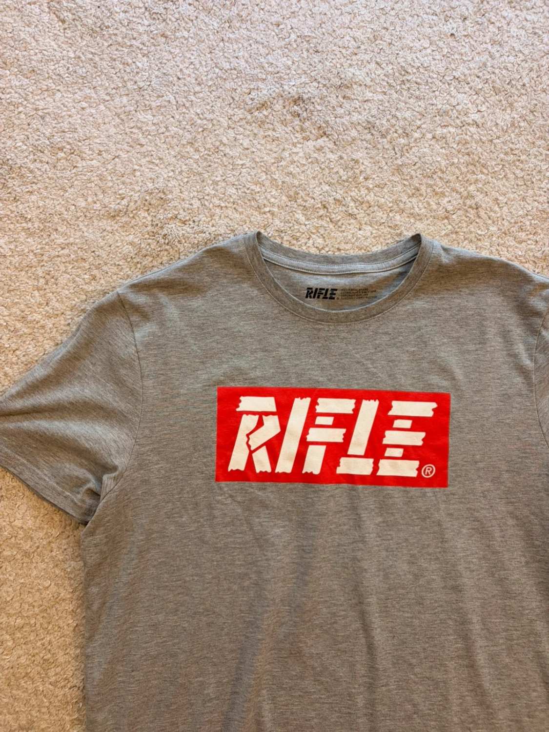 🎯 T-shirt Rifle Logo Imprimé Gris - Streetwear & Confort