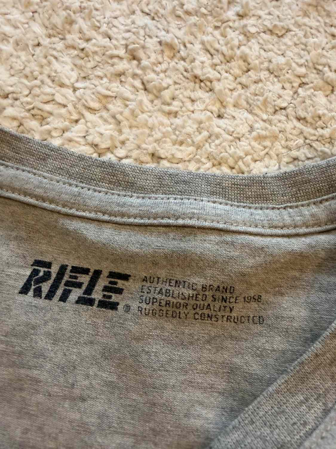 🎯 T-shirt Rifle Logo Imprimé Gris - Streetwear & Confort