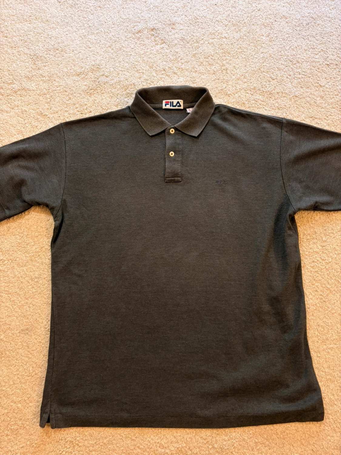 🖤 Polo Fila Gris Foncé - Coupe Large & Performant