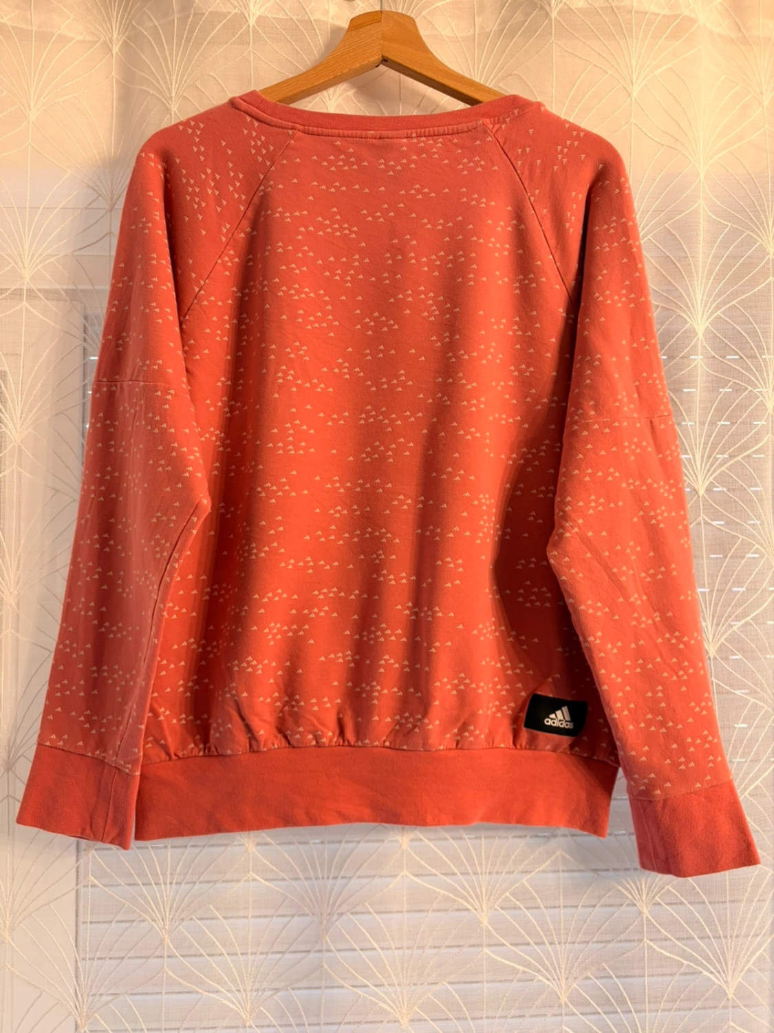 🌸🤍 Pull Adidas Rose à Motif Blanc - Féminin & Dynamique