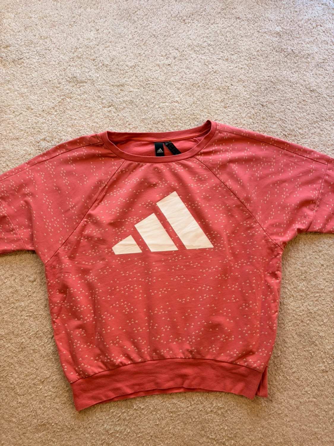 🌸🤍 Pull Adidas Rose à Motif Blanc - Féminin & Dynamique