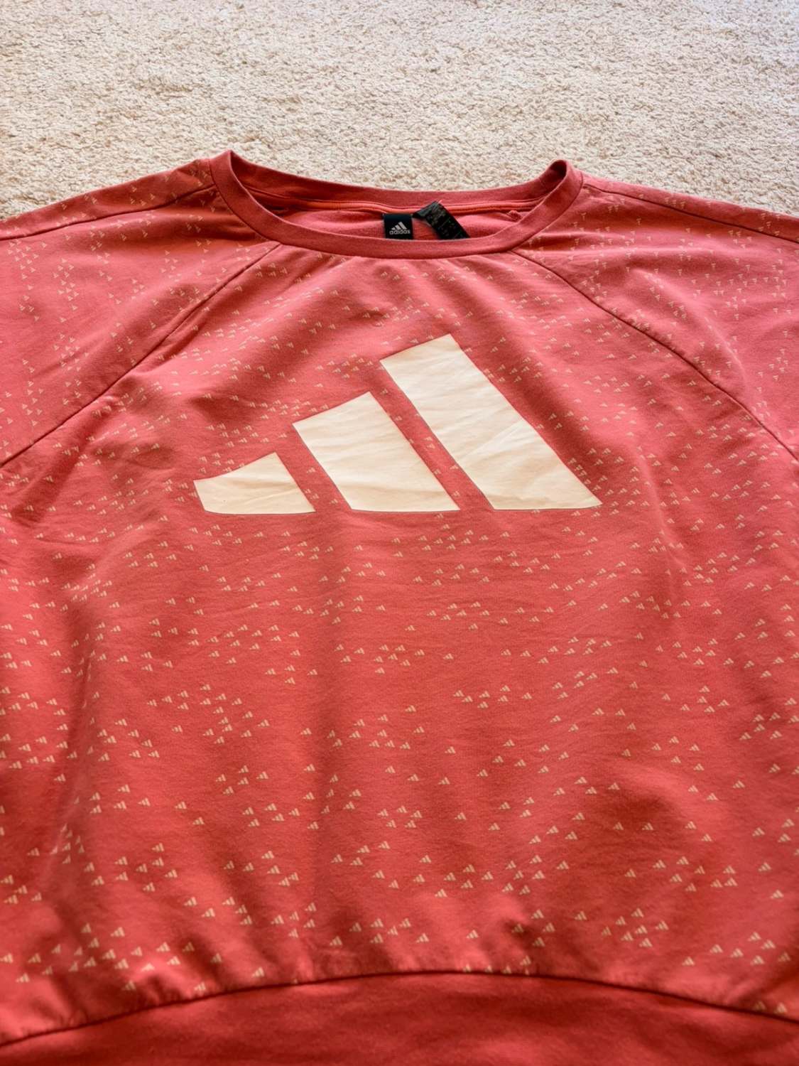 🌸🤍 Pull Adidas Rose à Motif Blanc - Féminin & Dynamique