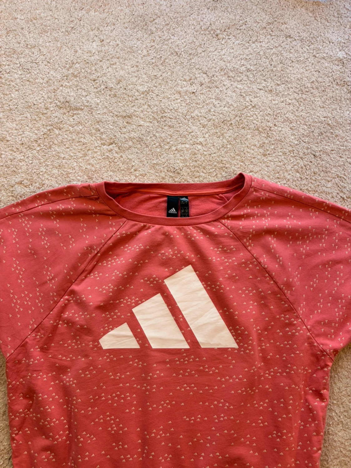 🌸🤍 Pull Adidas Rose à Motif Blanc - Féminin & Dynamique
