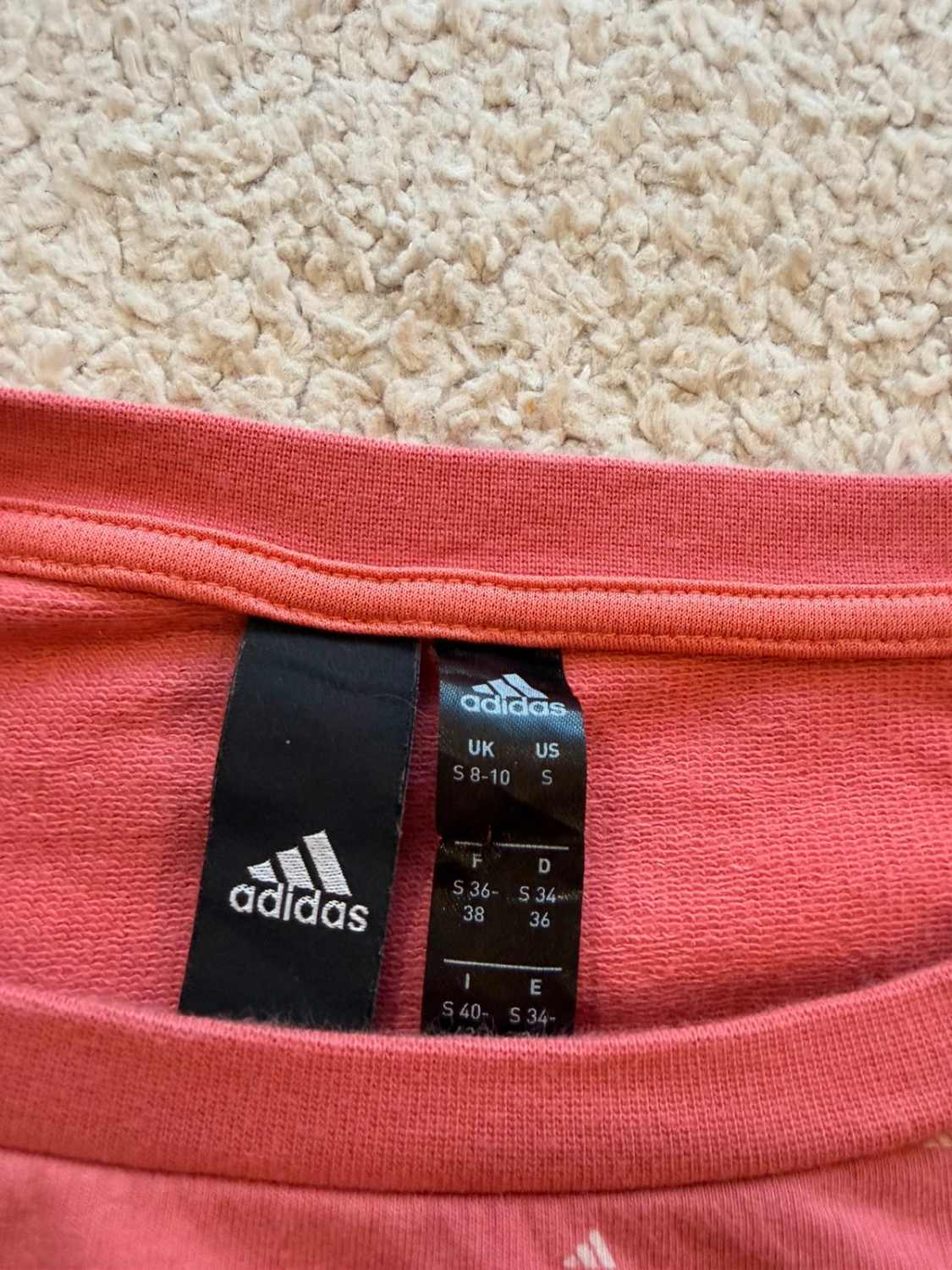 🌸🤍 Pull Adidas Rose à Motif Blanc - Féminin & Dynamique