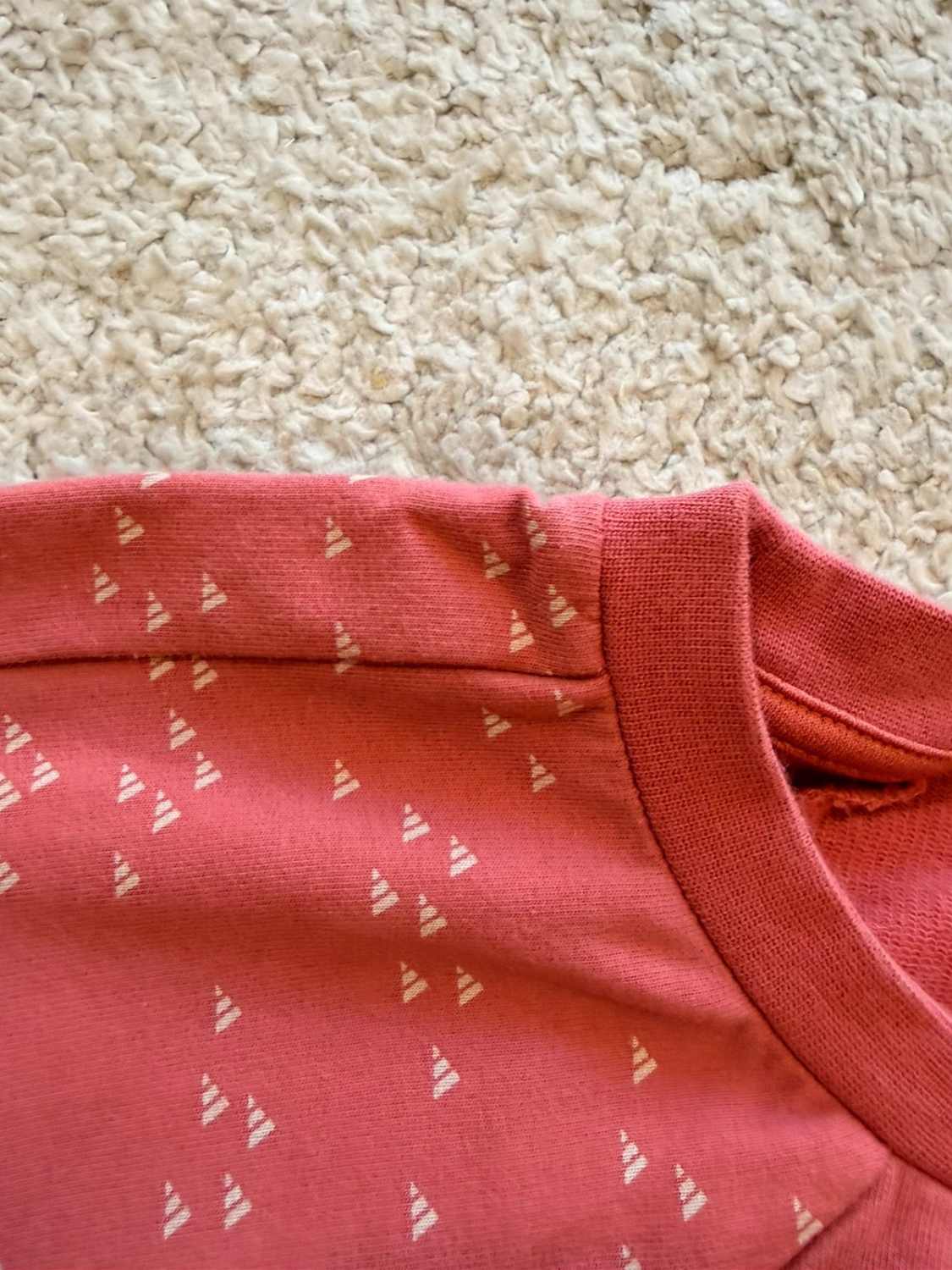 🌸🤍 Pull Adidas Rose à Motif Blanc - Féminin & Dynamique