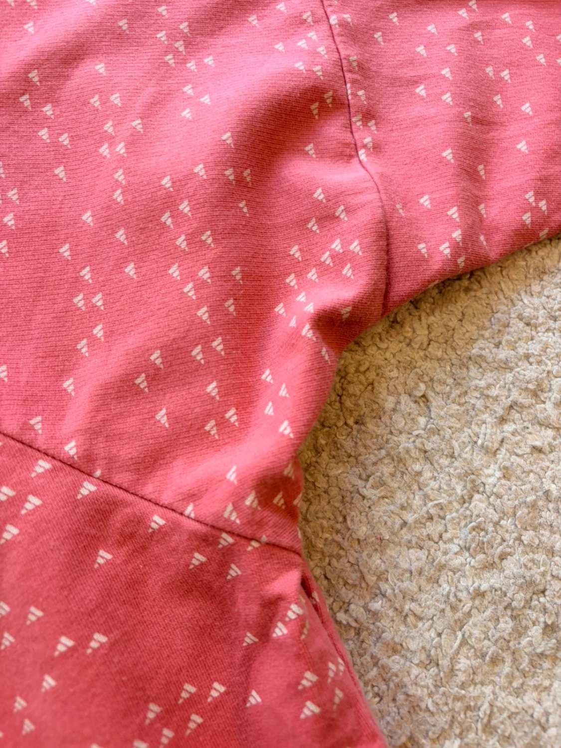 🌸🤍 Pull Adidas Rose à Motif Blanc - Féminin & Dynamique