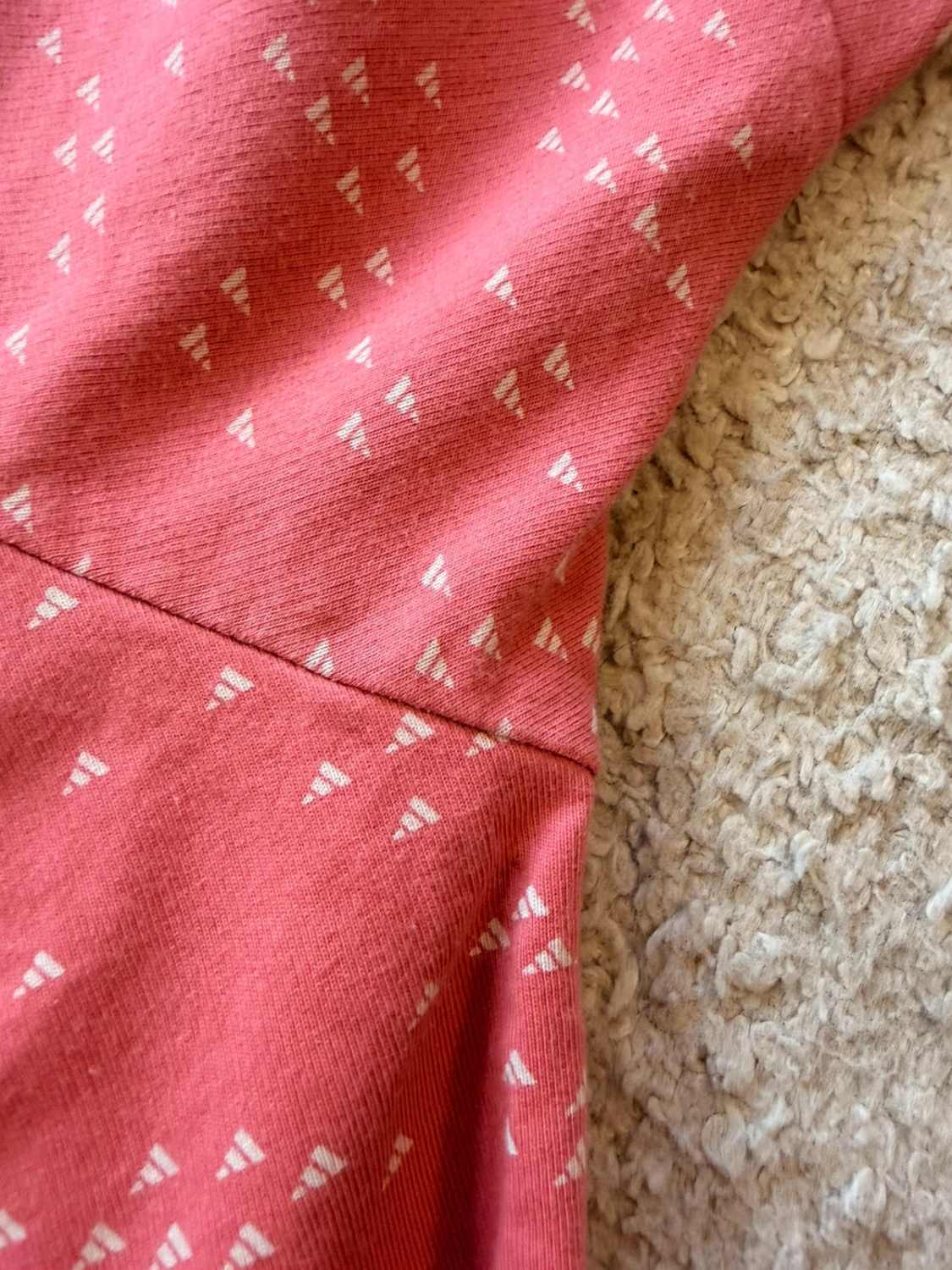 🌸🤍 Pull Adidas Rose à Motif Blanc - Féminin & Dynamique