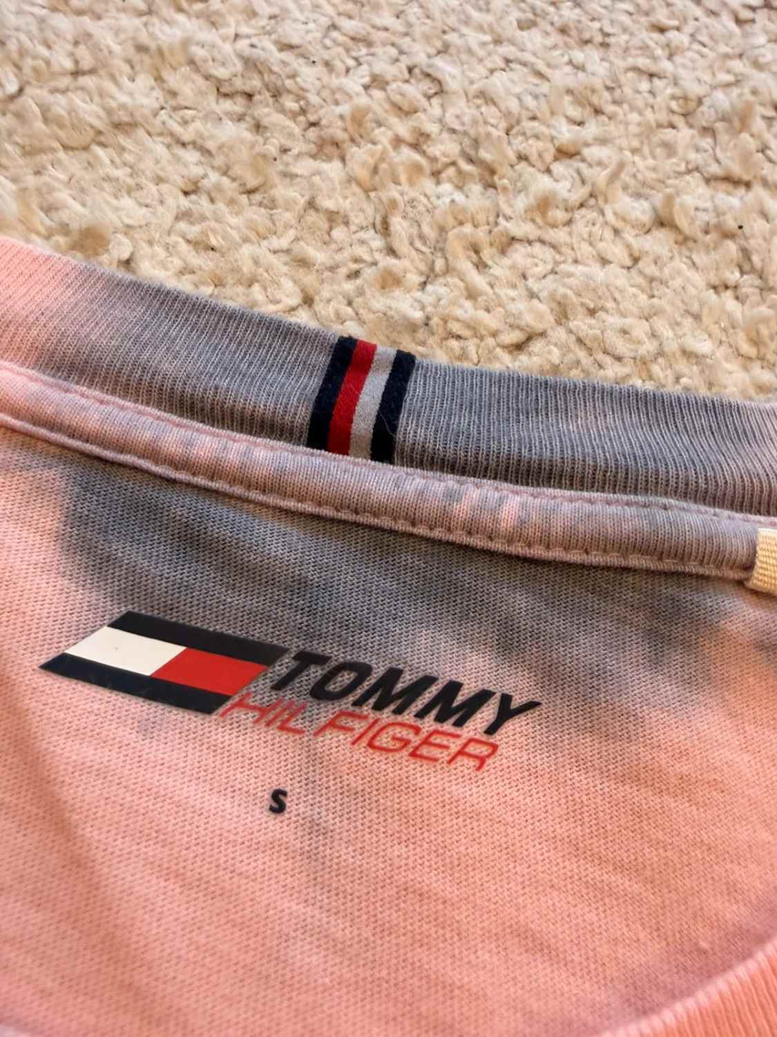 🍑🔵 T-shirt Tommy Hilfiger Abricot à Motif Bleu - Frais & Original