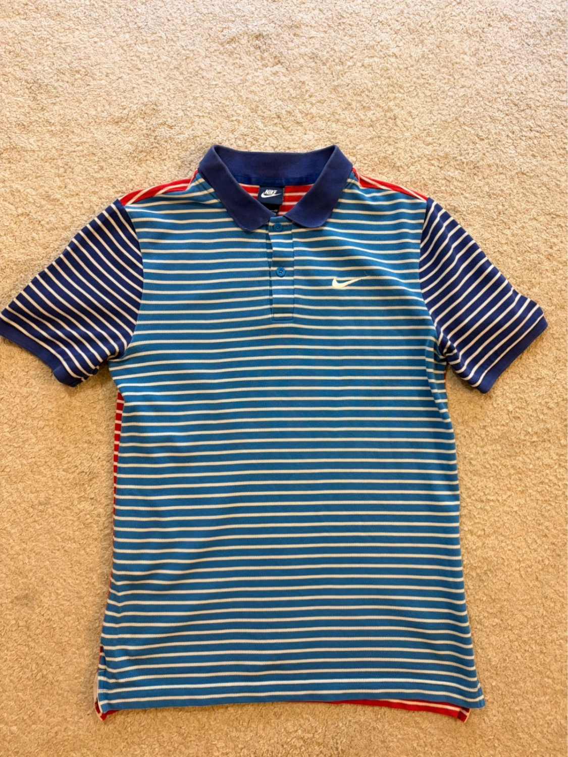 🌈👕 Polo Nike à Rayures Multicolores - Joyeux & Sportif