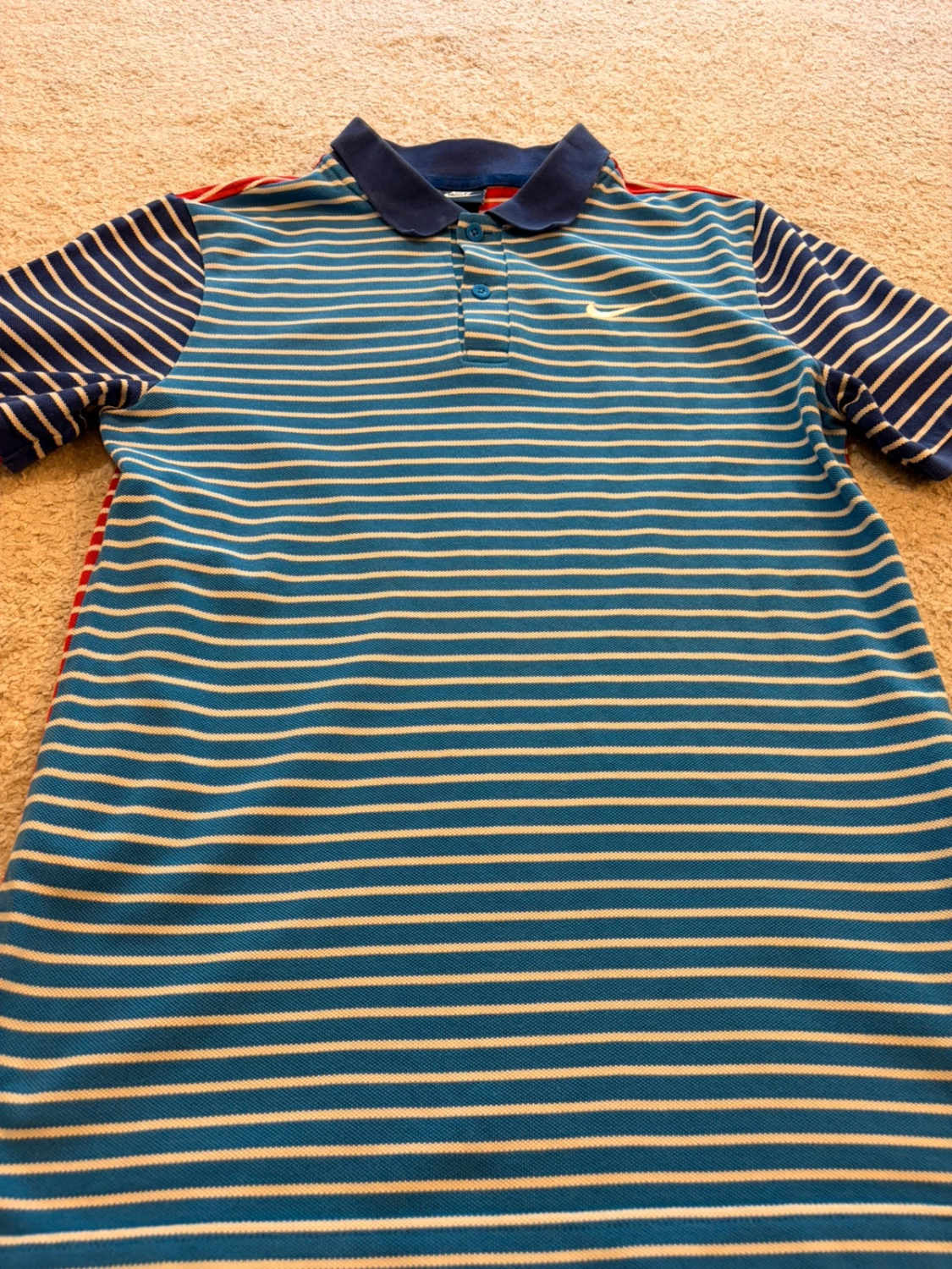 🌈👕 Polo Nike à Rayures Multicolores - Joyeux & Sportif