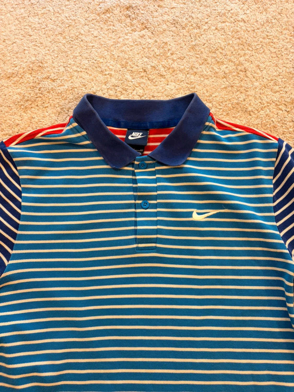 🌈👕 Polo Nike à Rayures Multicolores - Joyeux & Sportif