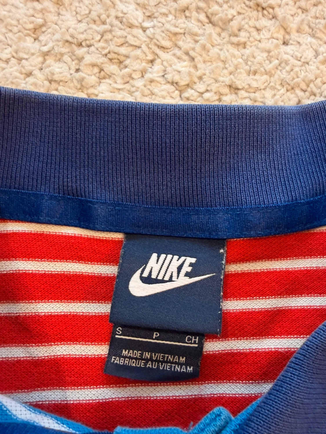 🌈👕 Polo Nike à Rayures Multicolores - Joyeux & Sportif