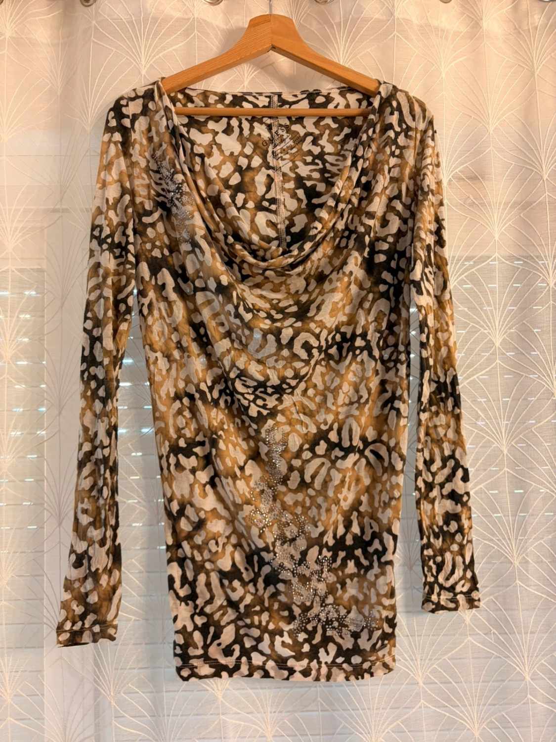 Blouse Guess Beige à Motif Léopard - Sauvage & Sensuelle