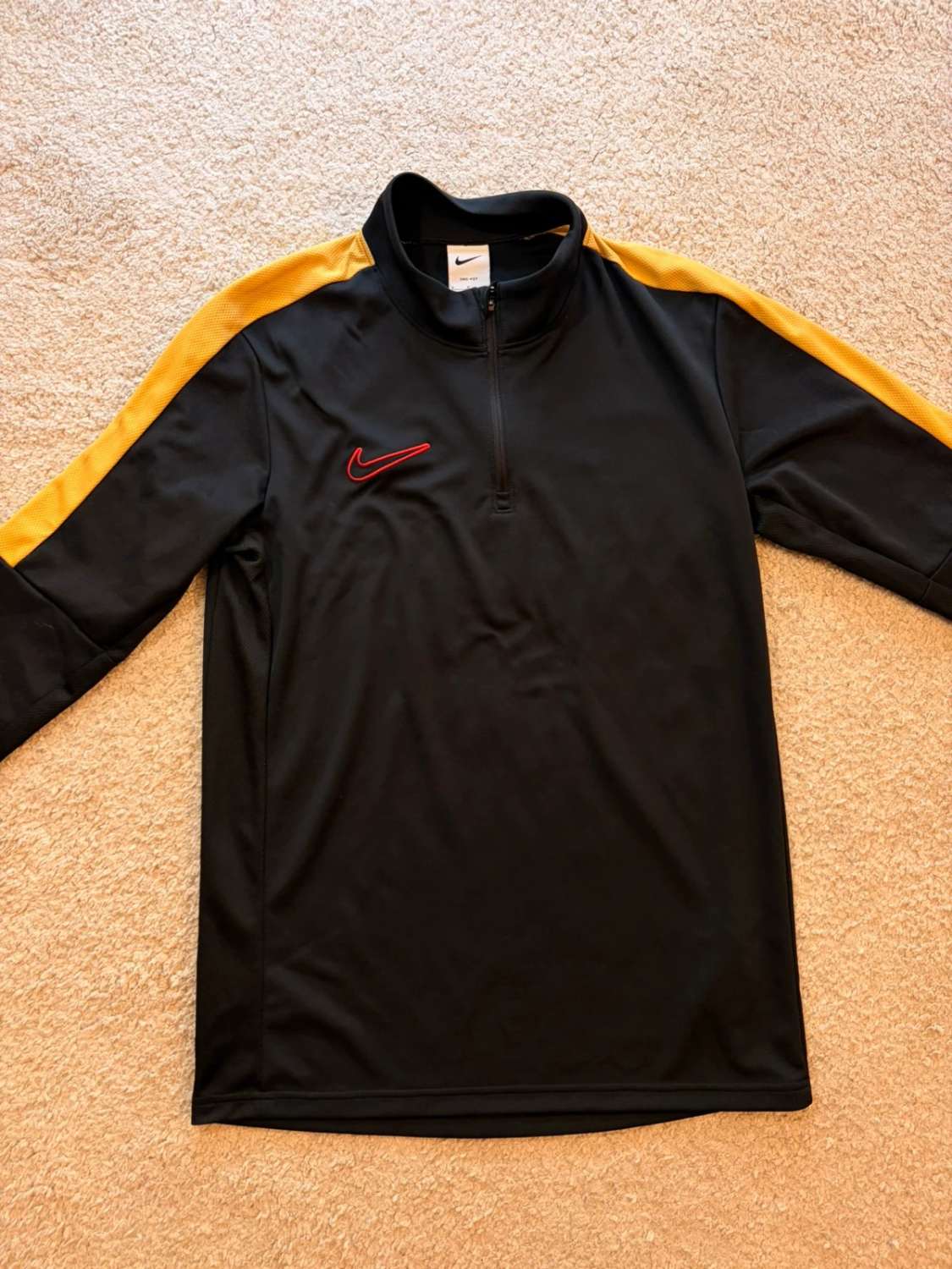 🖤 Veste Nike Dri-FIT Noir/Jaune - Performance & Style Sportif