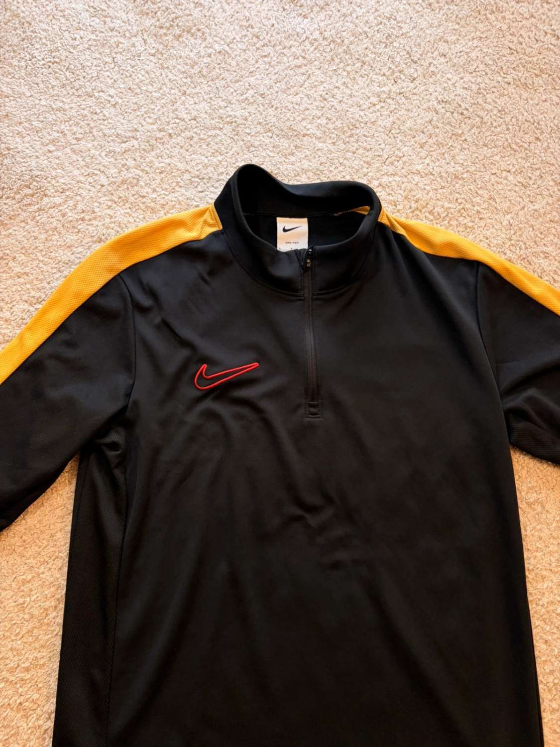 🖤 Veste Nike Dri-FIT Noir/Jaune - Performance & Style Sportif