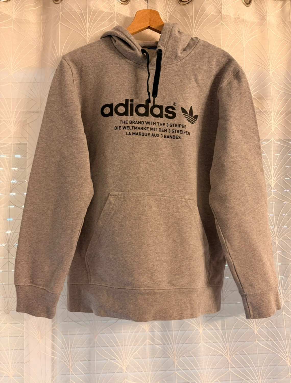 🌫️👚 Pull Adidas à Capuche Gris - Sportif & Confortable