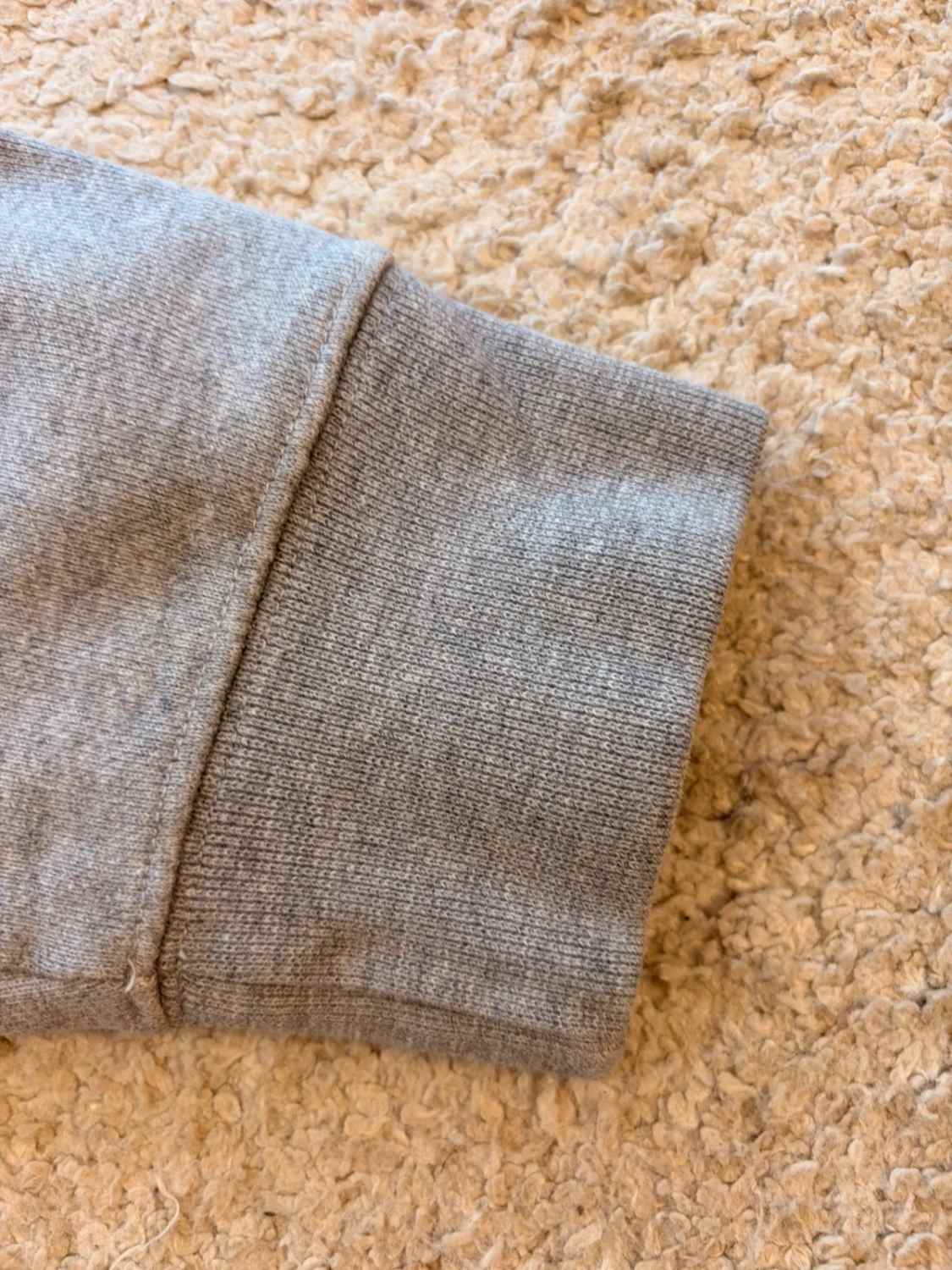 🌫️👚 Pull Adidas à Capuche Gris - Sportif & Confortable