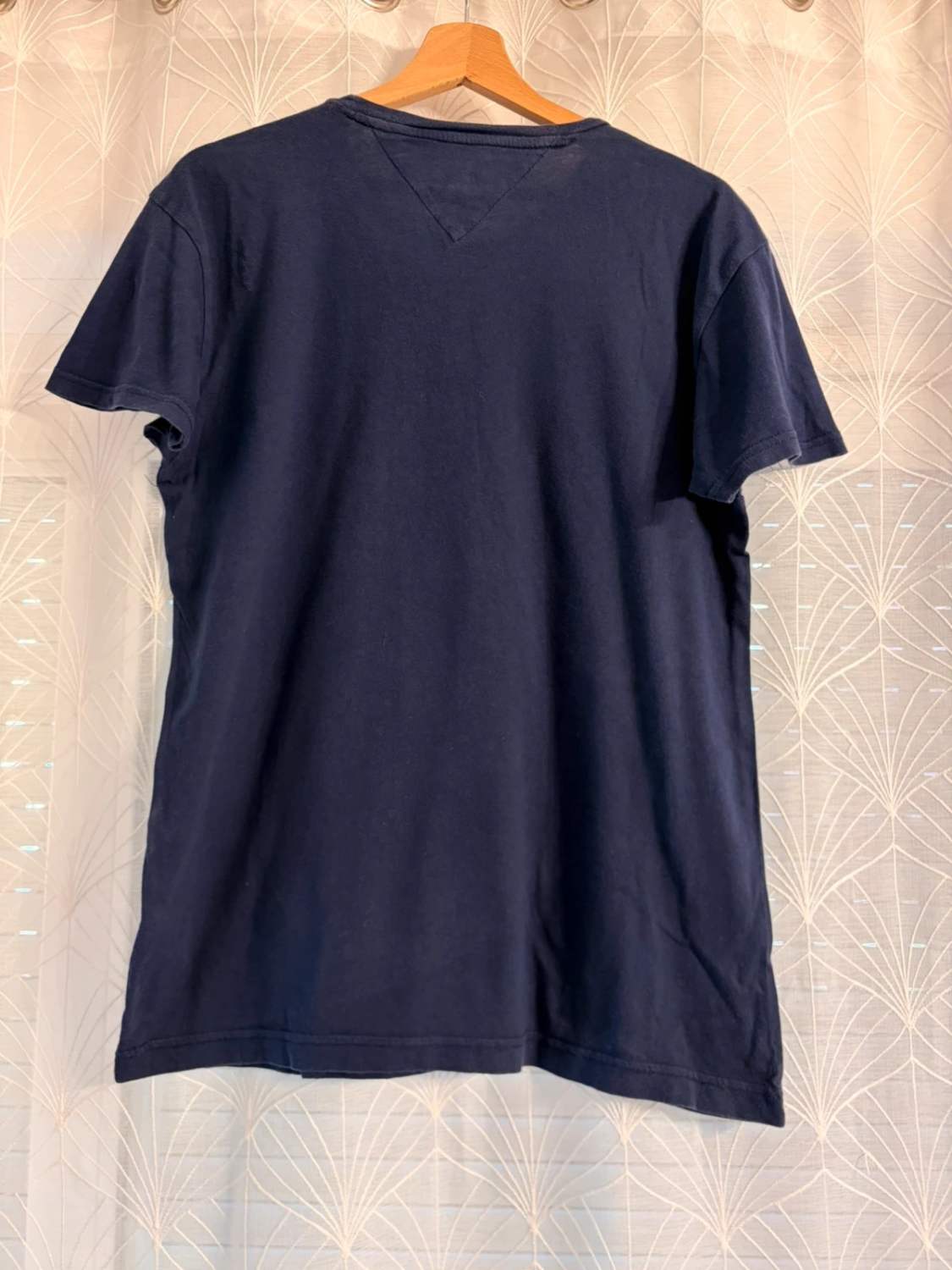 🔵📜 T-shirt Hilfiger Denim Imprimé Marine - Authentique & Streetwear