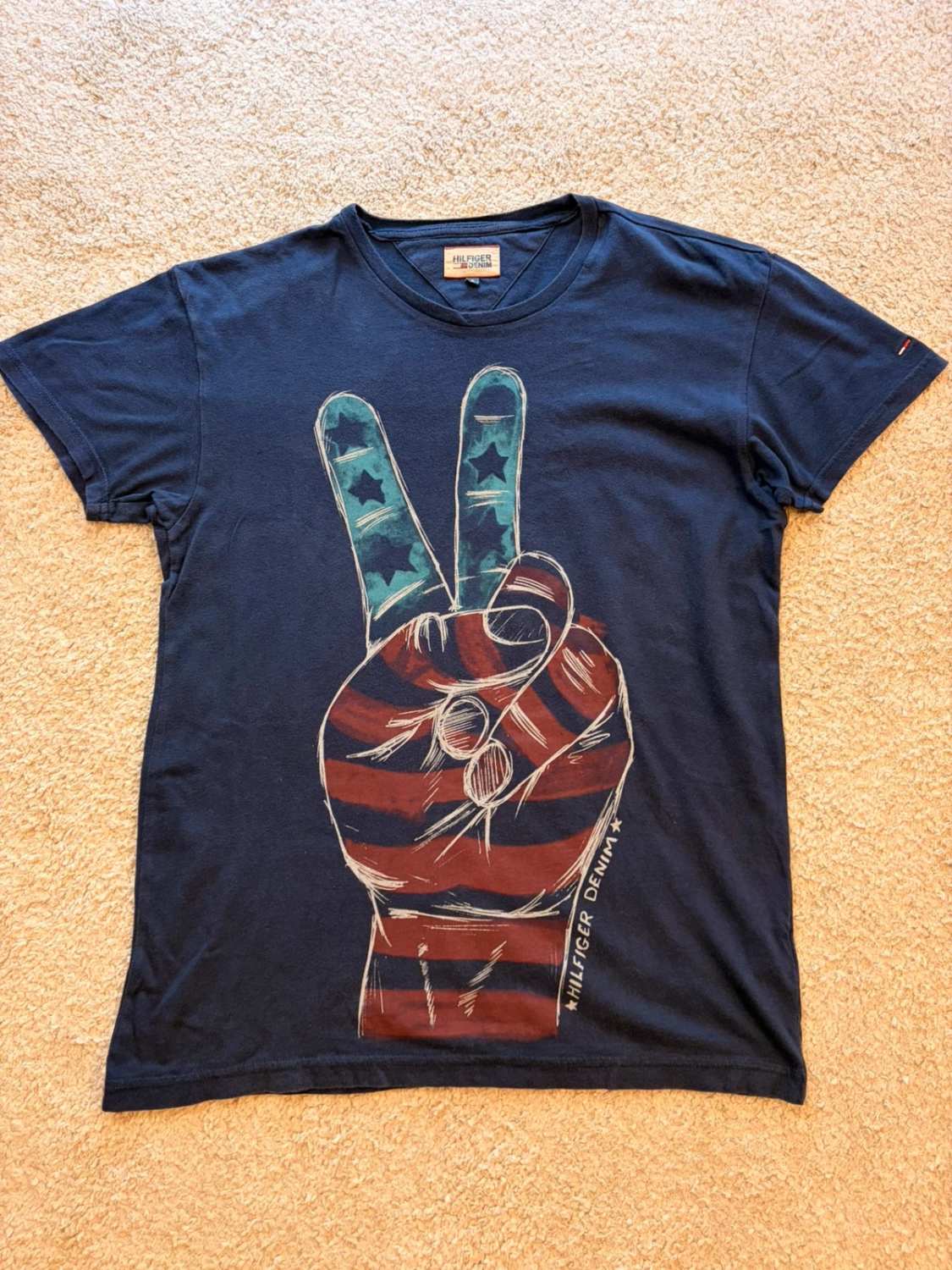 🔵📜 T-shirt Hilfiger Denim Imprimé Marine - Authentique & Streetwear