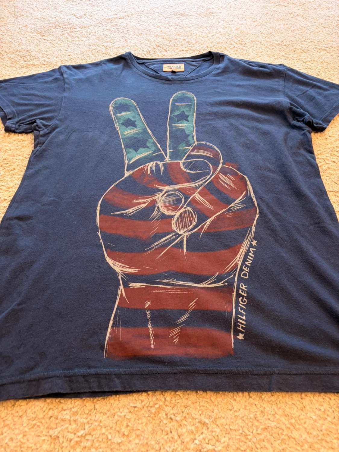 🔵📜 T-shirt Hilfiger Denim Imprimé Marine - Authentique & Streetwear