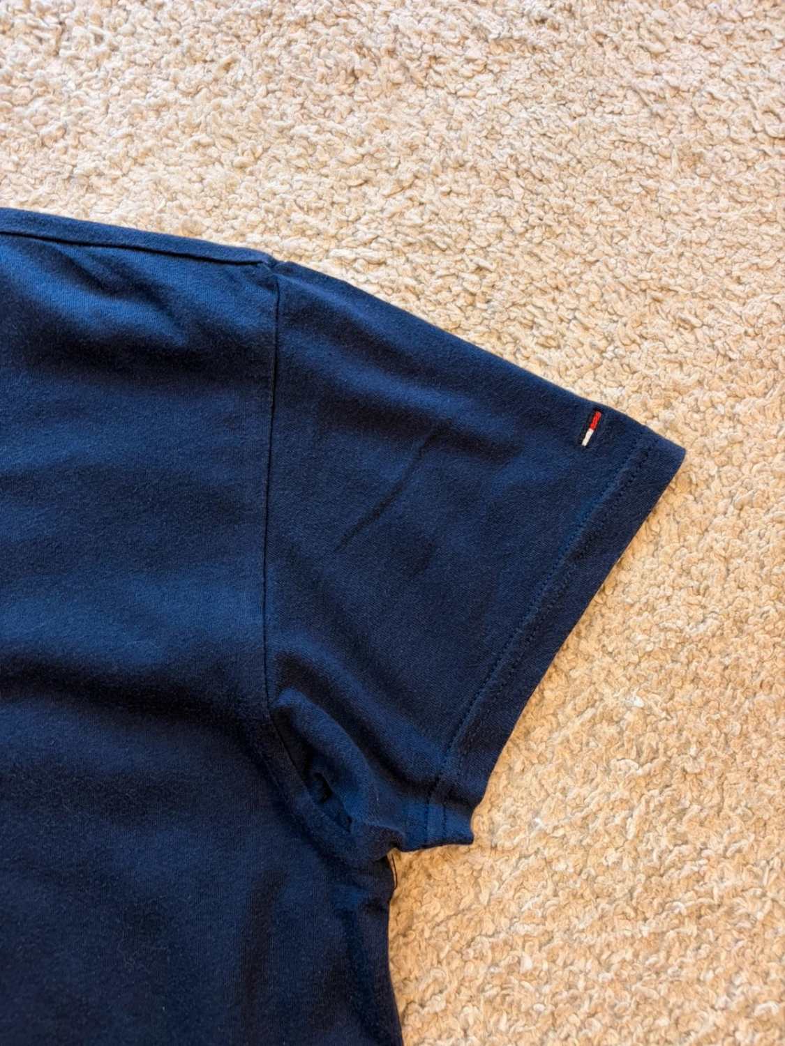 🔵📜 T-shirt Hilfiger Denim Imprimé Marine - Authentique & Streetwear