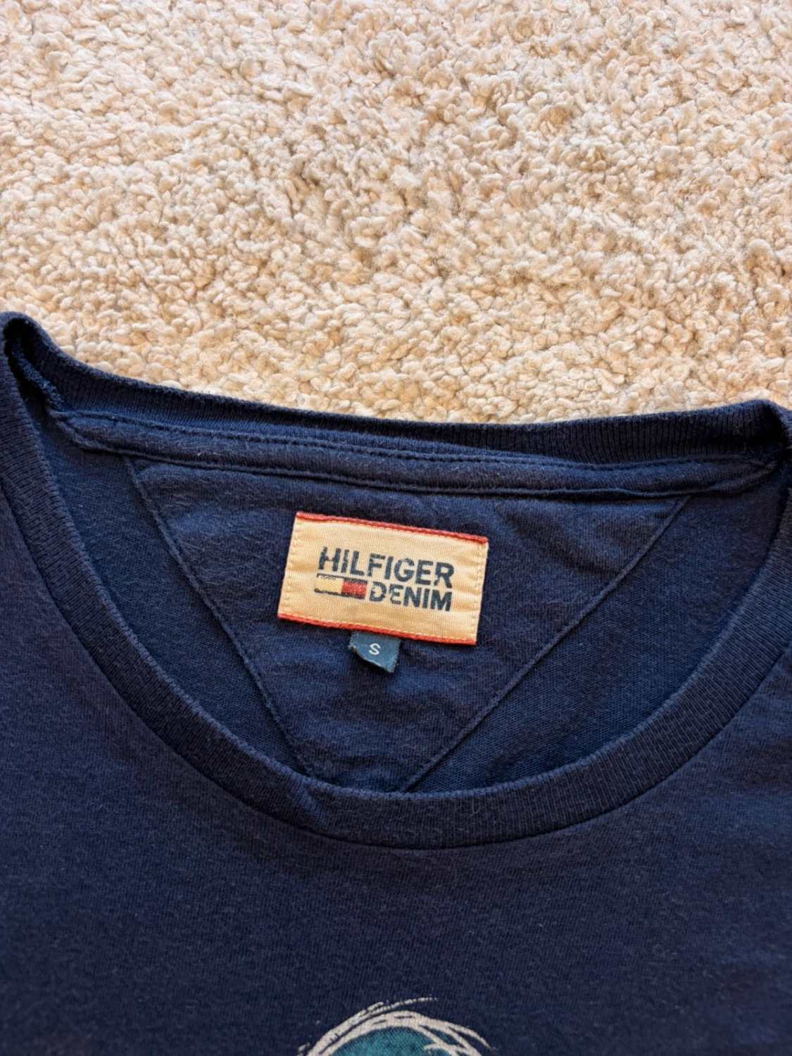 🔵📜 T-shirt Hilfiger Denim Imprimé Marine - Authentique & Streetwear