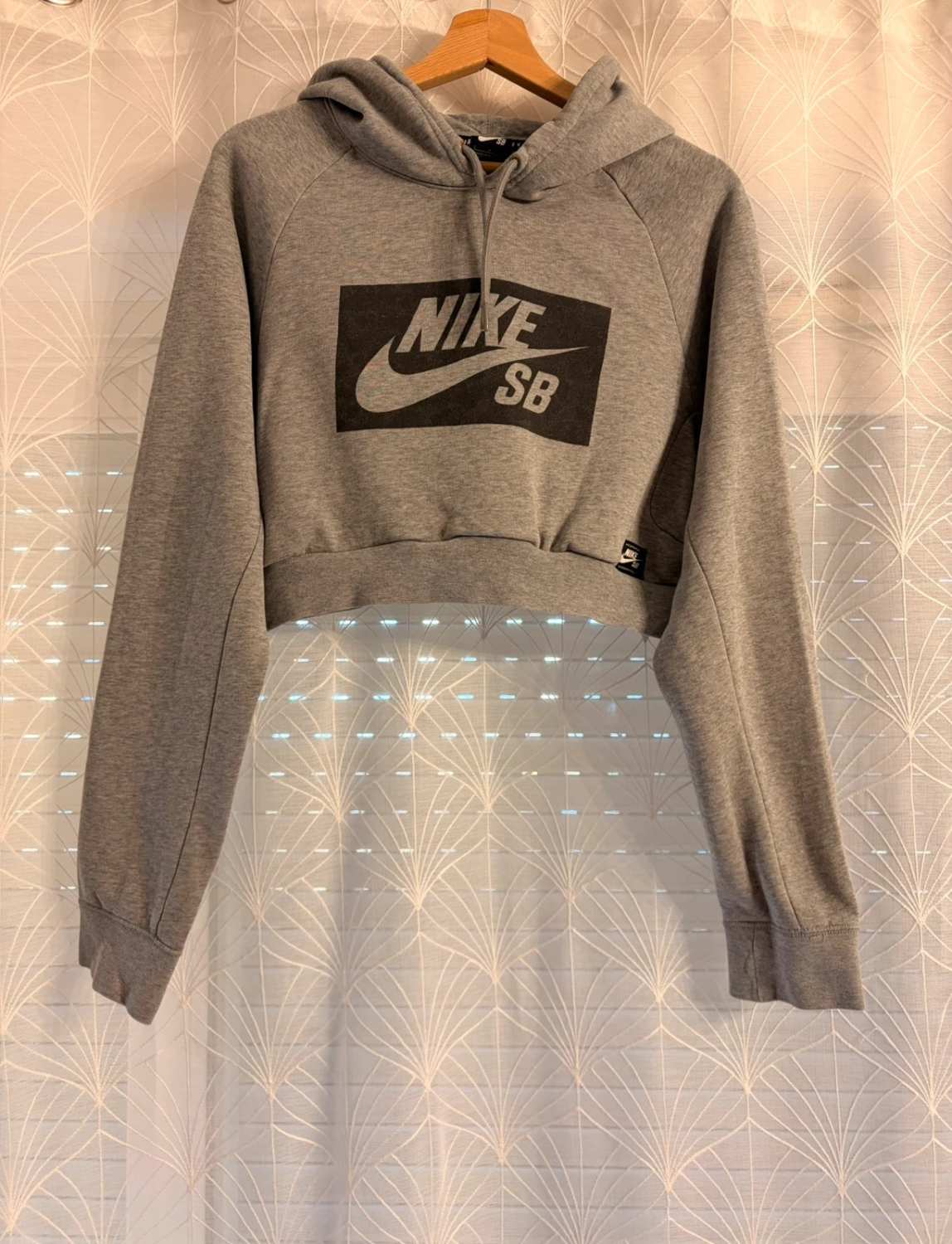 🛹 Pull Nike SB Crop à Capuche Gris - Streetwear & Tendance
