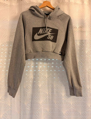 🛹 Pull Nike SB Crop à Capuche Gris - Streetwear & Tendance
