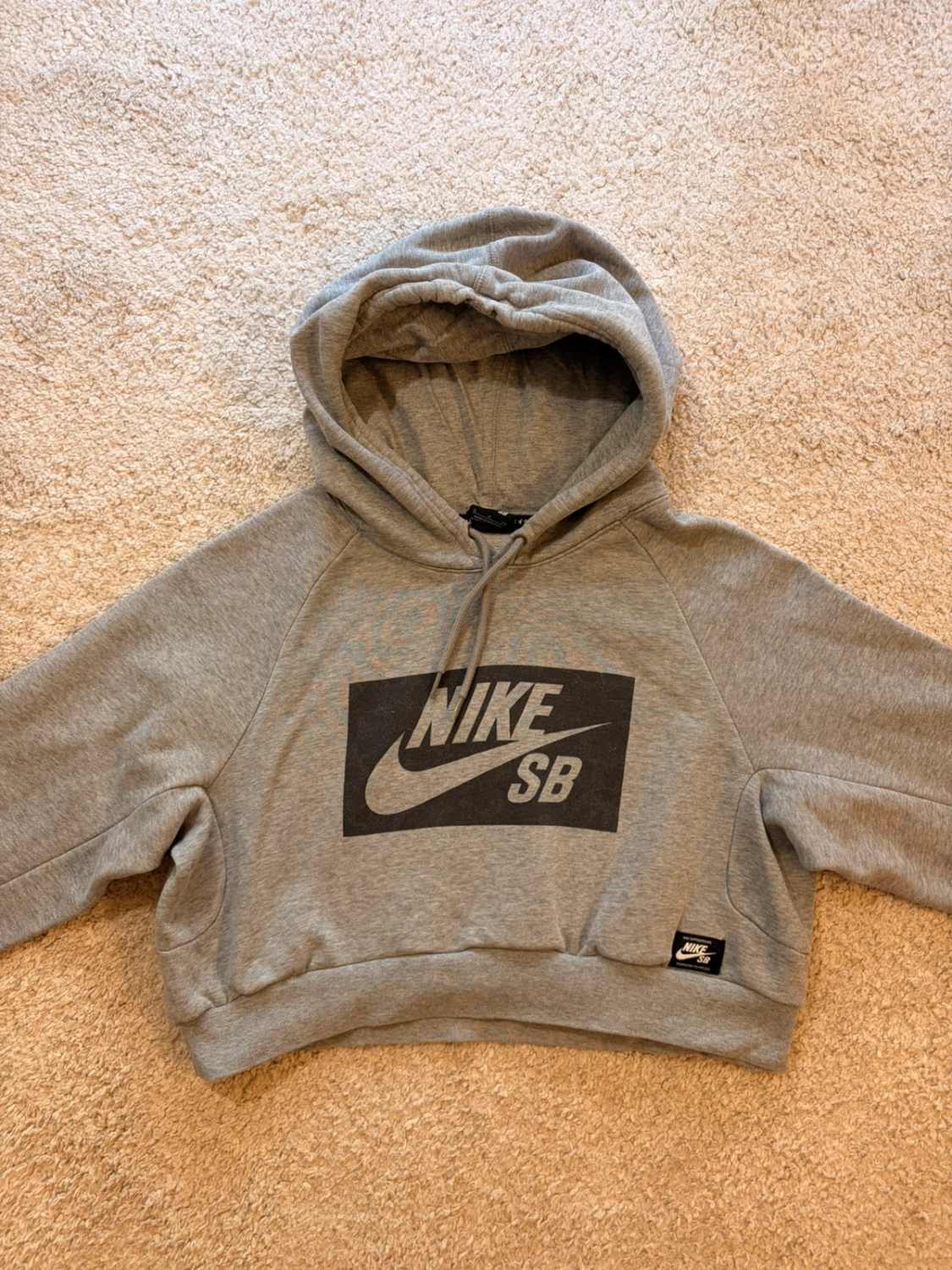 🛹 Pull Nike SB Crop à Capuche Gris - Streetwear & Tendance