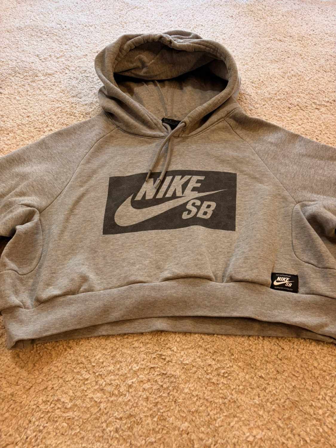 🛹 Pull Nike SB Crop à Capuche Gris - Streetwear & Tendance