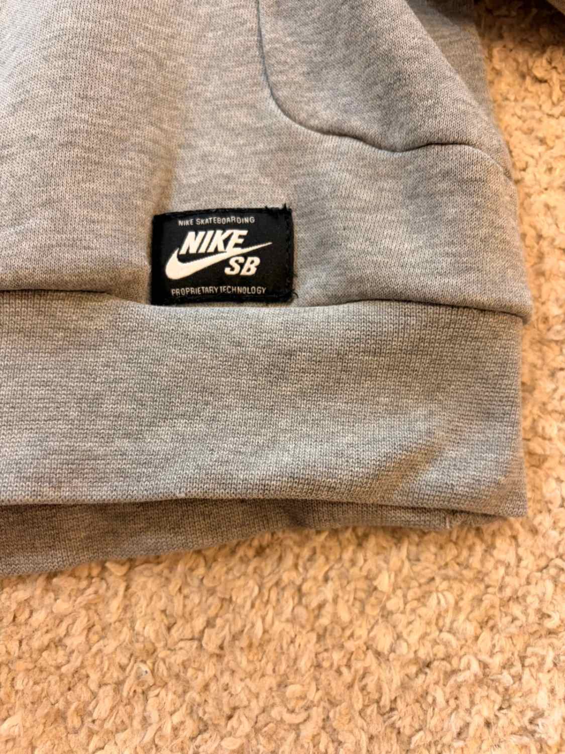 🛹 Pull Nike SB Crop à Capuche Gris - Streetwear & Tendance