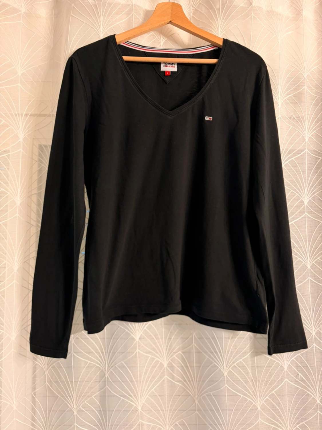 Blouse Tommy Jeans Col V Noir - Féminine & Sophistiquée