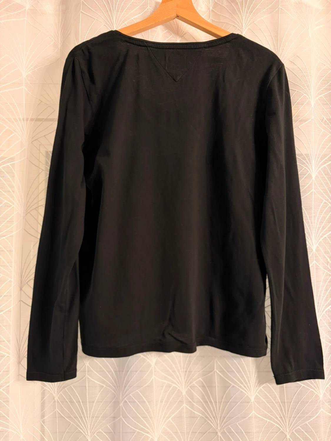 Blouse Tommy Jeans Col V Noir - Féminine & Sophistiquée
