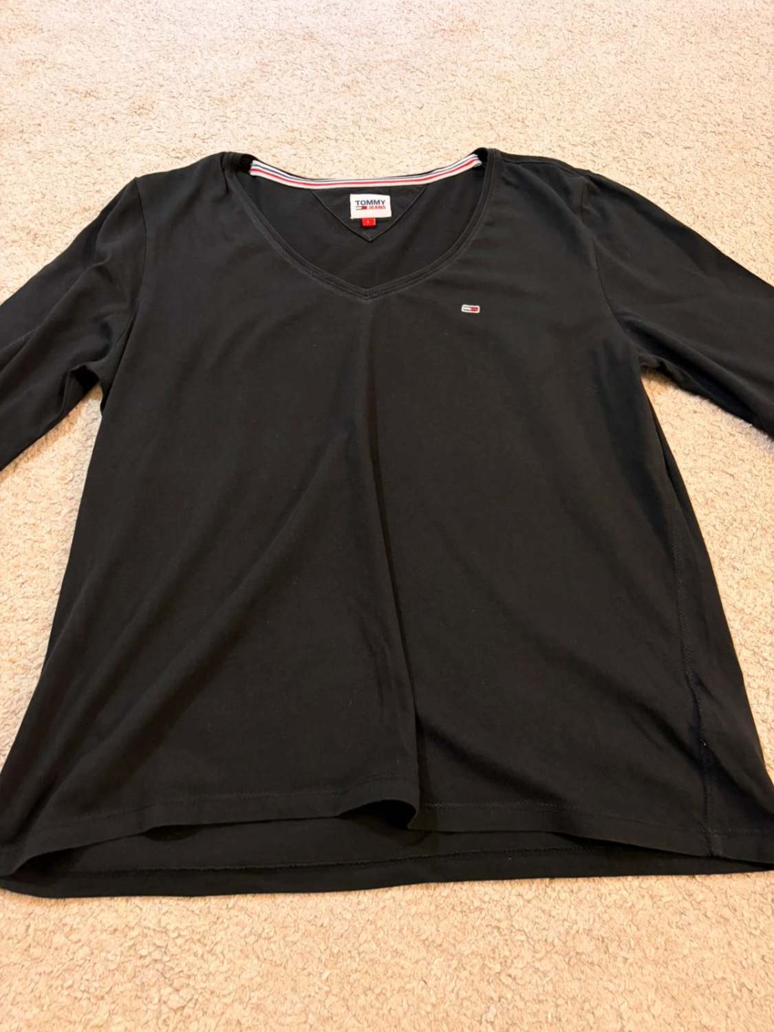 Blouse Tommy Jeans Col V Noir - Féminine & Sophistiquée