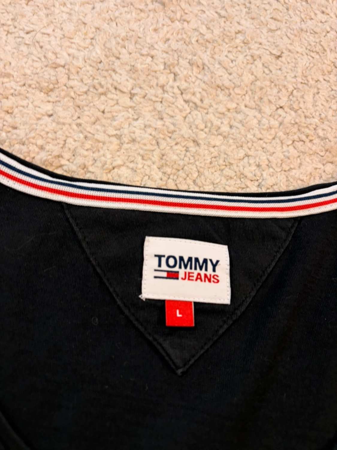 Blouse Tommy Jeans Col V Noir - Féminine & Sophistiquée