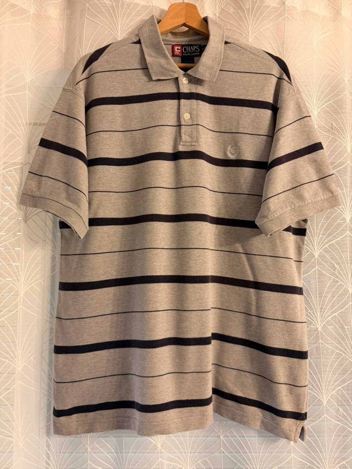 Polo Chaps by Ralph Lauren à Rayures Gris/Marine - Élégance Discrète