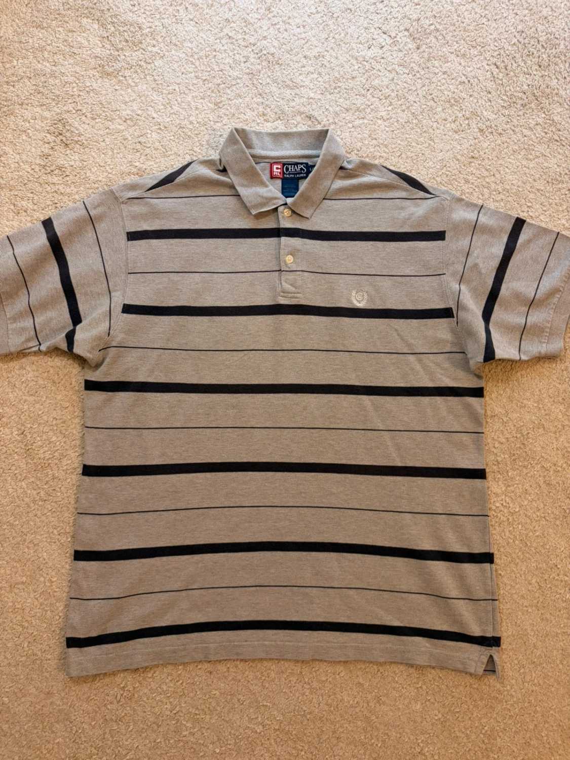 Polo Chaps by Ralph Lauren à Rayures Gris/Marine - Élégance Discrète